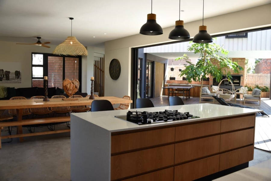 To Let 7 Bedroom Property for Rent in Wavecrest Eastern Cape